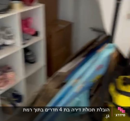 ארגזים וציוד ארוזים בפינה, שואב אבק צהוב